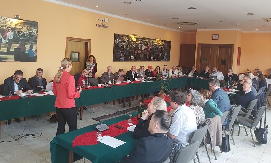 Susanne-Becken-presenting