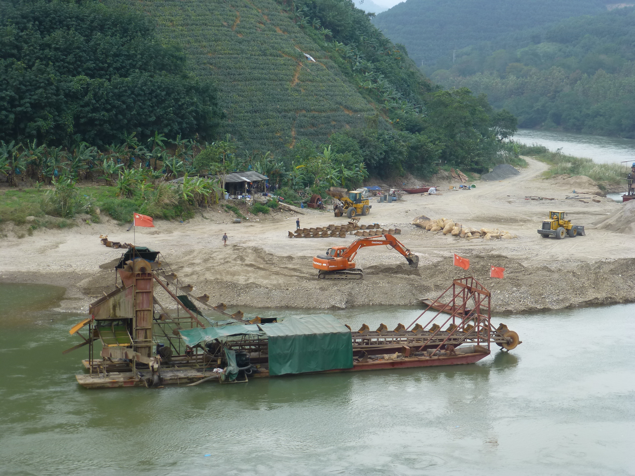 Sand-extraction-Red_River_valley-Wikimedia-by-vmenkov